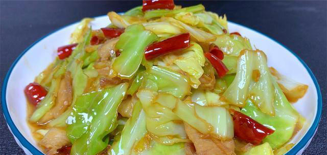 包菜不管怎么炒，不要直接下锅炒，教你一招，清脆爽口，不出水