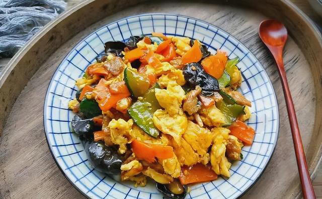 家常炒肉的4个做法，牢记2点，出锅嫩滑鲜香又入味，下饭还解馋