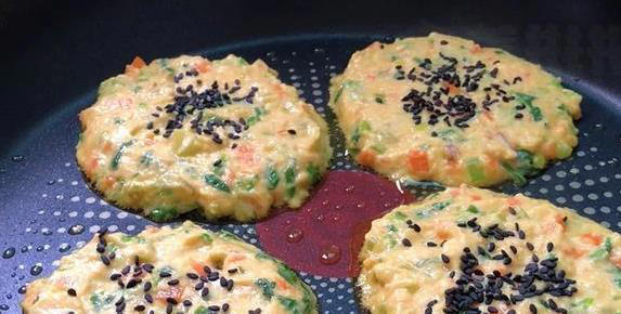 一块豆腐三颗蛋，做出低脂蔬菜饼，7天清爽不长肉？