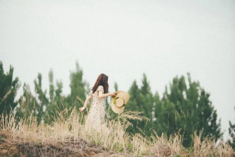 一提起婚姻，人们自然而然便会联想到钱钟书曾在《围城》中写的那句： “婚姻是一座城，围在城里的人想逃出来，站在城外的人想冲出去。” 未曾经历还不以为然，深受重创才豁然醒悟。 真真是应了那句“初闻不知曲中意，再听已是曲中人。” 人世间的婚姻，表
