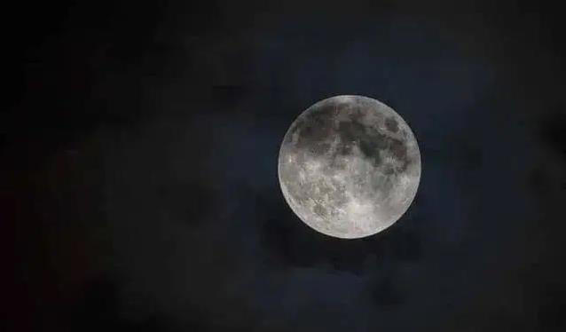 月球上看地球为何吓人？12人亲历，黑暗中孤悬蓝星