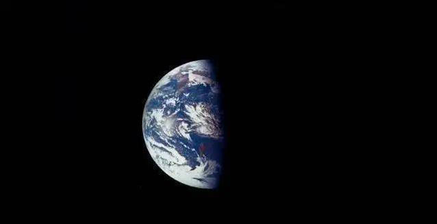 月球上看地球为何吓人？12人亲历，黑暗中孤悬蓝星