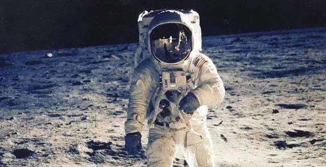 月球上看地球为何吓人？12人亲历，黑暗中孤悬蓝星