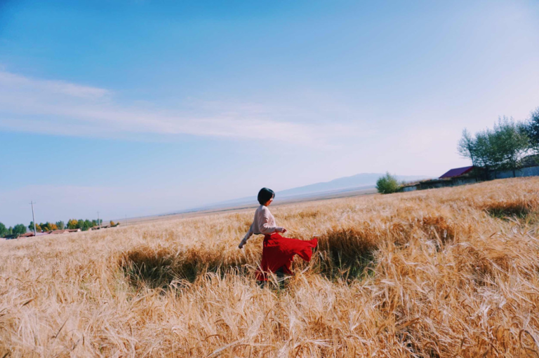 人到中年，婚姻会呈现出截然不同的状态。 周国平就曾说： “人到中年，一部分人婚姻过成好的人间，一部分人，却把婚姻过成糟透了的地狱。” 随着年龄的增长，曾经的深情早已经在日常琐碎中消散，化作一地鸡毛。 这时，我们愈发明白一个道理：不要高估身边