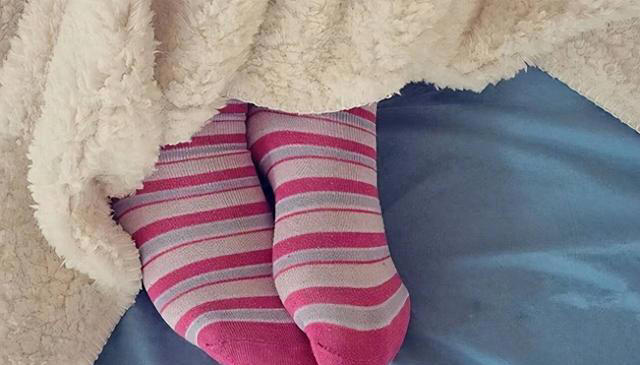 穿袜子睡觉和不穿袜子睡觉，哪个睡得更香？医生给出研究分析