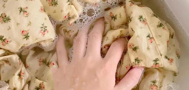 “洗衣粉”和“洗衣液”哪个更好用？看后才明白，原来区别这么大