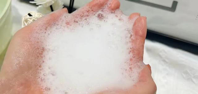 “洗衣粉”和“洗衣液”哪个更好用？看后才明白，原来区别这么大