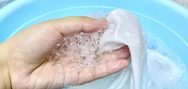 “洗衣粉”和“洗衣液”哪个更好用？看后才明白，原来区别这么大