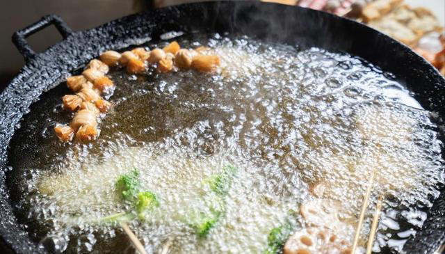 哪种油对身体“最”不健康？是花生油吗？医生：2种油尽量少用