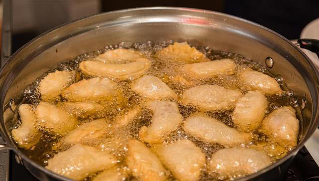 哪种油对身体“最”不健康？是花生油吗？医生：2种油尽量少用