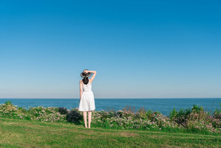 用男性的视角告诉你：一个男人真心喜欢你，最初不会表现得像流氓，也不会轻举妄动，而是会显得有些紧张。