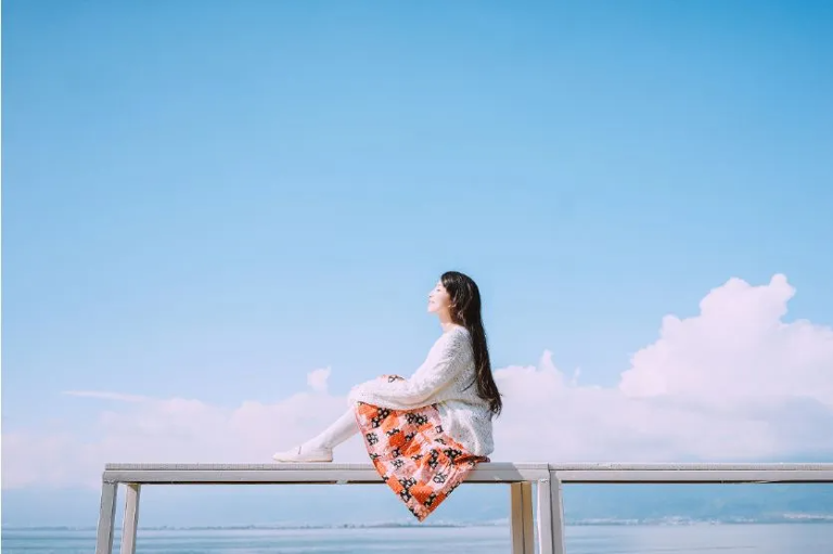 一个女人之所以守着已破碎的婚姻，不是因为爱，也不是因为不舍，而是没有给自己撑腰的能力