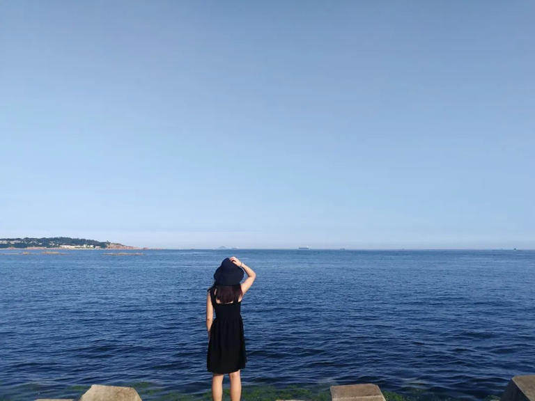 “人与人之间最重要的区别，不在物质的贫富，社会方面的境遇。  是内在的素质和层次，把人分出了伟大与渺小，优秀与平庸。”  有些人看似勤奋努力，却总是被问题绊倒，处处碰壁；  有些人看似不疾不徐，却总是能抓住机遇，一跃而起。  年轻时，总是