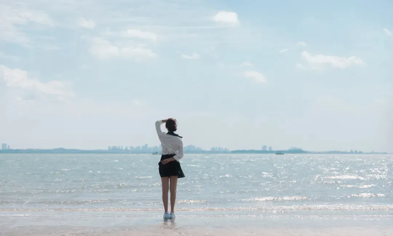 有人说： “幸福的婚姻大多都相似，不幸的婚姻却各有各的不幸。” 婚姻，宛如人生旅程中的一座修行庙宇，需要两位修行者携手并肩，以坚韧与智慧共同走过。 在岁月的长河中，两人将日常琐事化为修行的基石，不断磨砺，直至达到一种理想的境界。 而要达到这