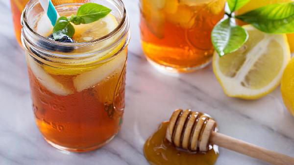 长期喝茶和喝白开水的人相比较，哪种人更健康？这些人喝水比较好