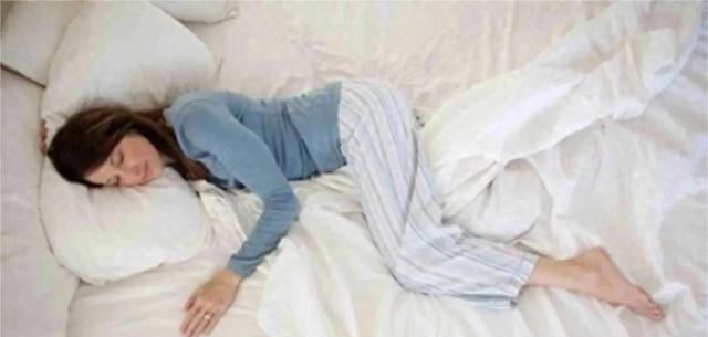 睡觉时把脚尽量露出被窝，这一行为到底有什么作用？
