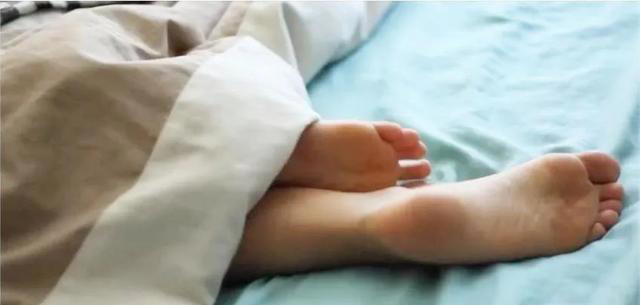 睡觉时把脚尽量露出被窝，这一行为到底有什么作用？