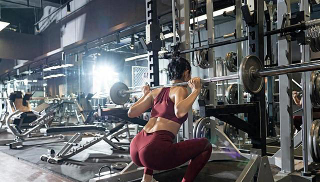 为什么再累，也要坚持做深蹲？长期做深蹲，6大好处会不请自来！