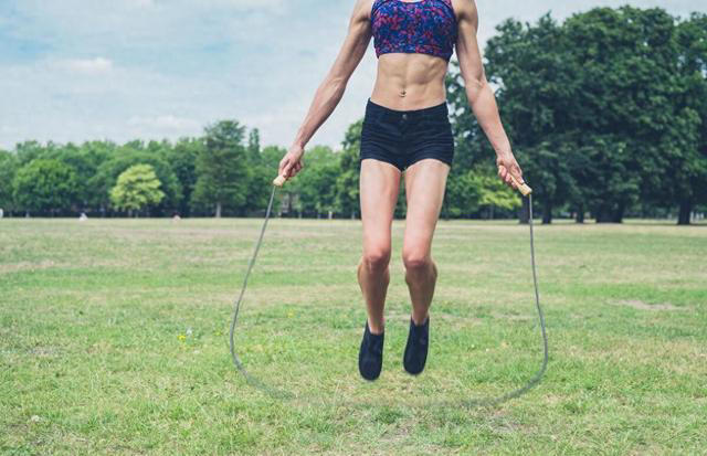 每天跳绳多少下能减肥？解锁跳绳减肥的奥秘