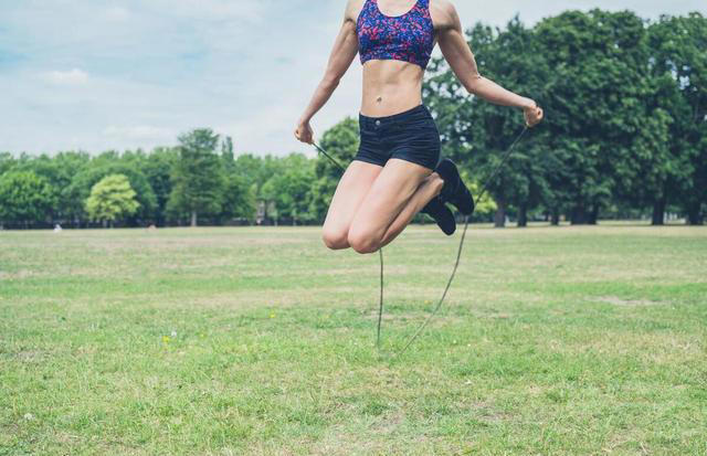 每天跳绳多少下能减肥？解锁跳绳减肥的奥秘