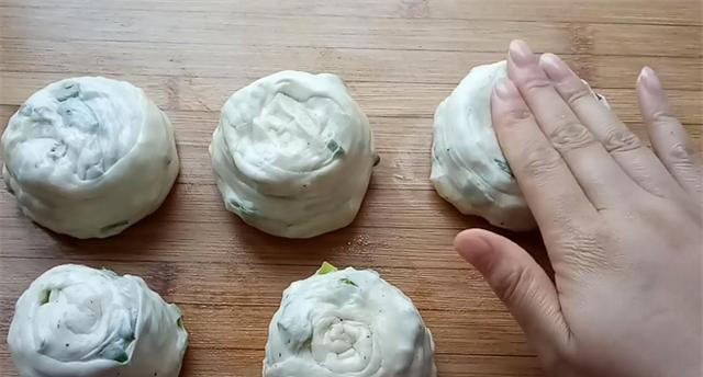 香酥葱花饼，排队20分钟才能买到，自己在家做，这味道都能开店了