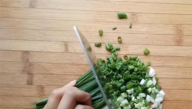 香酥葱花饼，排队20分钟才能买到，自己在家做，这味道都能开店了