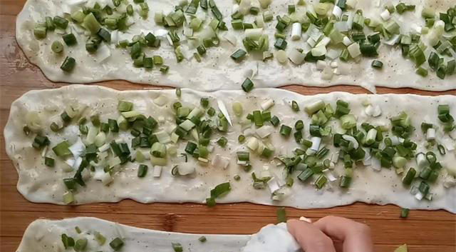 香酥葱花饼，排队20分钟才能买到，自己在家做，这味道都能开店了