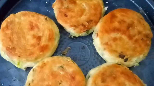 香酥葱花饼，排队20分钟才能买到，自己在家做，这味道都能开店了