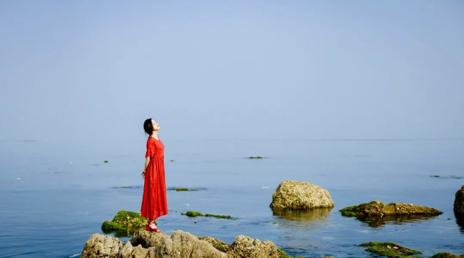 人生，就是一场一场相遇又分别的旅行。 途中，我们不断与人相遇相识，又不断有人与自己挥手告别。 最后能留下成为至交的，实在寥寥无几。 究其原因，不过是人心难测，所以不敢轻易交付真心。  有人就说过： “人的眼睛有5.76亿像素，却依然难以窥