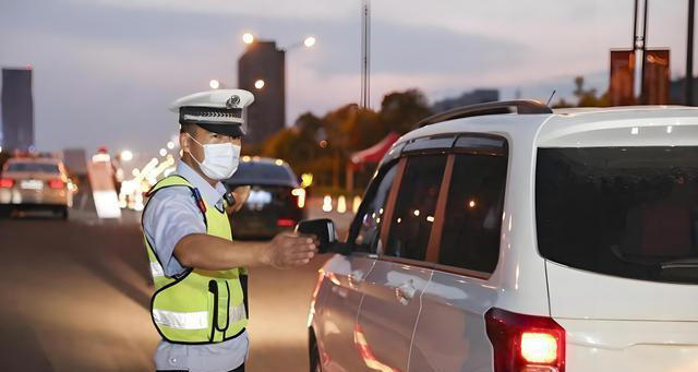 交警私下才说的秘密：这7个动作违法了，很多车主还经常做