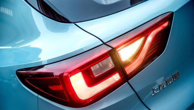 交警私下才说的秘密：这7个动作违法了，很多车主还经常做