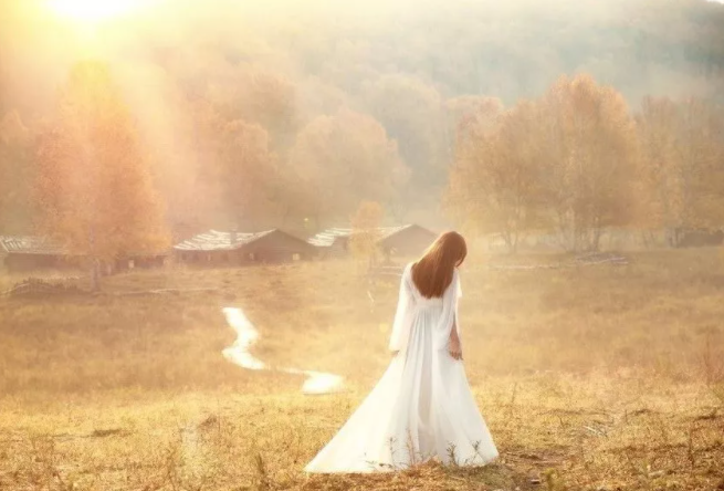 人们都记住了电影《洛丽塔》中的一句经典台词： “人有三样东西是无法隐藏的，咳嗽、穷困与爱。” 却忘了，不爱也是一样的。 一个爱你的男人，会为你付出全部，而一个不爱你的男人，舍不得给你半分。 爱与不爱，一眼可见。 特别是一些男人最为“珍贵”的