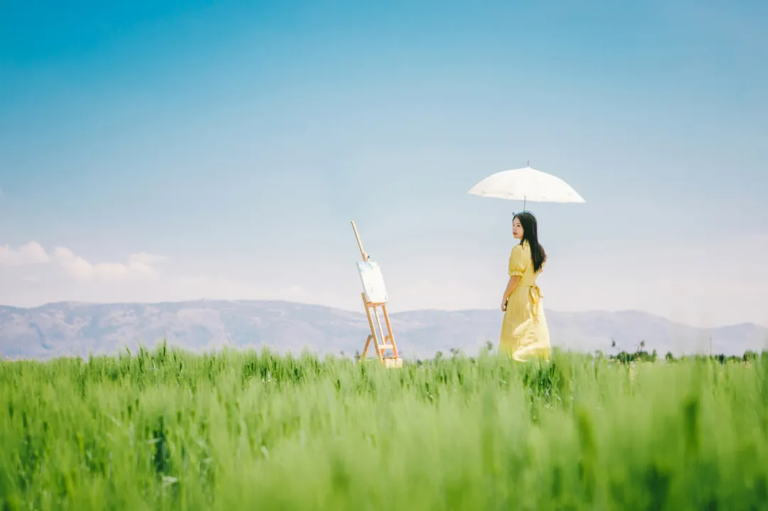 我们常常说，人靠衣装。 一个人的穿着打扮，不仅仅是外在美的体现，更是内在格的一种映射。 一个女人，她的穿着风格往往隐藏着她独特色彩，透露出她对生活的态度和追求。 这不是空穴来风，而是生活中细致观察后的深刻体会。  01 衣服的颜色