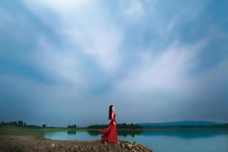 在漫长的人生旅途中，与我们携手共行的伴侣，往往是我们最亲密的依靠。 我们对他们寄予深厚的期望，希望他们能够守护我们走过每一个春夏秋冬，彼此扶持，相互关爱。 这样的伴侣，是与我们心灵深处相互交织的缘分，能够一同面对生活的风雨，分享彼此的喜怒哀