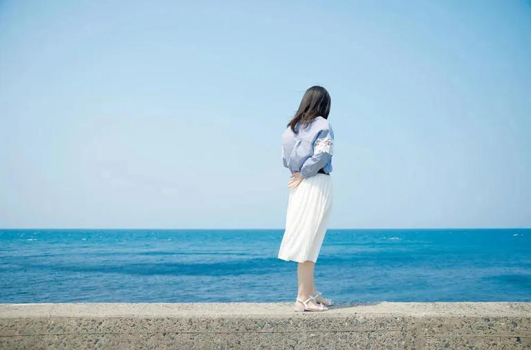 董卿说：但凡长相有点姿色的女人，基本上都被男人撩过，只是不敢说出去而已，甚至有的女人还以此为荣，觉得自己有魅力，能把男人迷的神魂