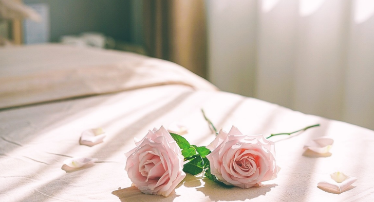 不幸的婚姻各有各的不幸，而幸福的婚姻只有一种。 很多人都曾听过一句话：“最好的婚姻，不是搭伙，而是余生”。 搭伙的夫妻更像是同居的室友，因为某些利益的合适而走到一起，同居不同心，虽有所期待，但也无力改变。 余生的夫妻才能算做真正的夫妻，他们