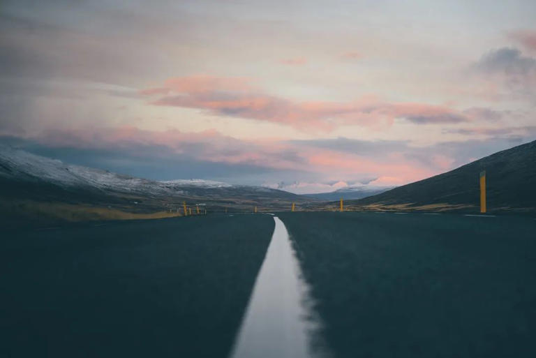 吉姆·罗恩说过： “你不能改变风向，但你可以调整自己的风帆。” 这个世界上除了我们自己以外，其他的东西都没有那么容易被改变的。 毕竟，其他的人和物有他们的想法，而我们又有我们的想法。 所以，想通过自己去改变别人，这是绝对不现实的。 因此如果