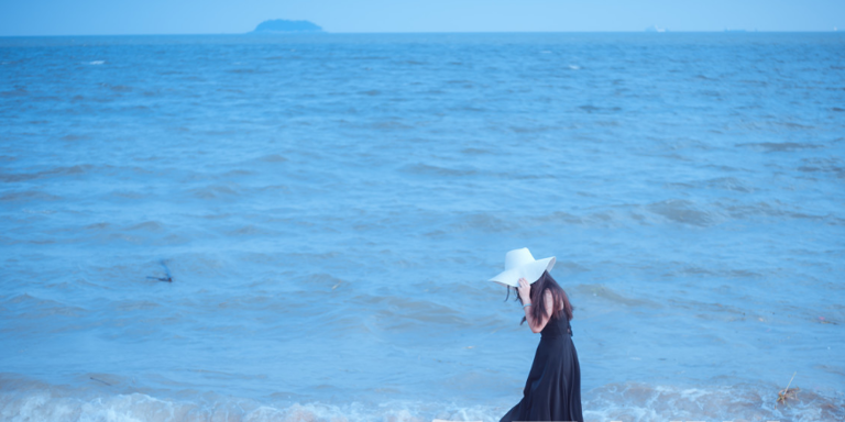 有距离的相处，叫朋友，无距离的相处，叫情人。 常常有人问：“男女之间是否有真正纯洁的友谊？”面对这个问题，绝大多数人的答案都是否定的。 每一对异性朋友在相处之处，都只是抱着单纯的当朋友的念头的，但往往就是因为一句出格的话，一次暧昧的举动，让