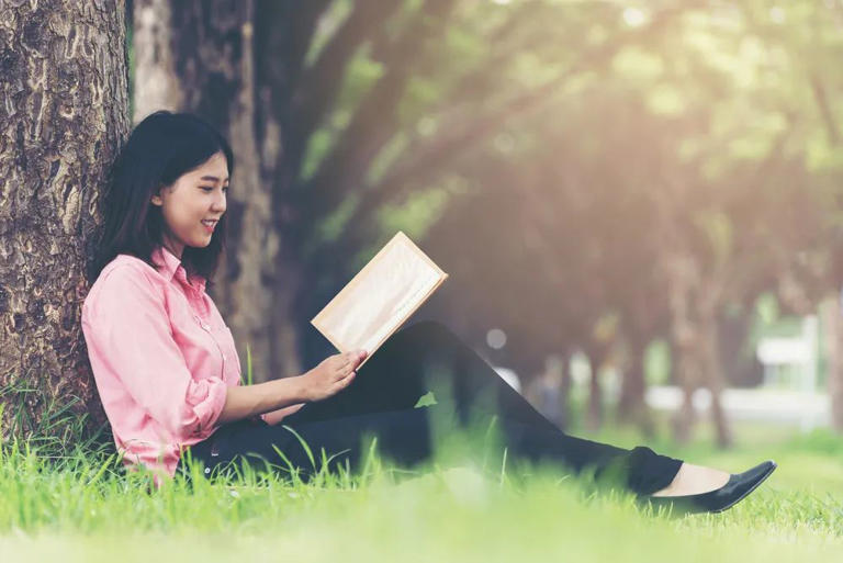 网上有个问题：如何慢慢甩开大队伍，走在同龄人前列？ 有个高赞答案只有短短四个字：刻意提升。 努力提升自己，是自我成长的必经之路。 掌握好成长的三把“钥匙”，你便可日臻完善，收获新自己。  01 第一把钥匙：读好书 《当你学会独处》里有句话