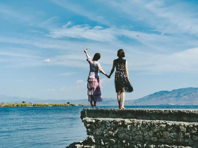 01 你不优秀，认识谁都没用。 作家晚情说： &nbsp;“能力和自身的资源不行，拥有再强大的人脉也没用。  这些人脉，迟早还得失去。千万不要把自己塑造成一个索取者，没有人有兴趣长期帮助一个只会索取的人。” 天下没有免费的午餐，也没有无缘无故的