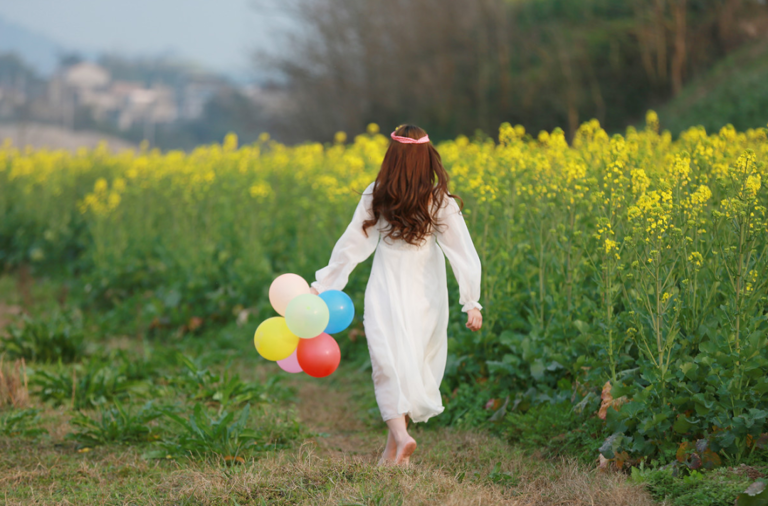 所谓自由，不是随心所欲，而是自我主宰。 有一位艺术家曾说：“你若澄澈，世界就干净，你若简单，世界就难以复杂。” 人活一辈子，一直在为养家糊口而奔波，为金钱名利而拼搏。 生活总被无用的社交、杂乱的生活、无谓的思绪填补，以至于丢失了自我。 人