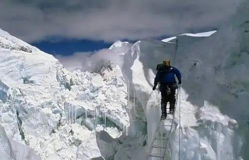 地球之巅珠峰想破万米？地壳说不行！宇宙里谁是真正最高峰？
