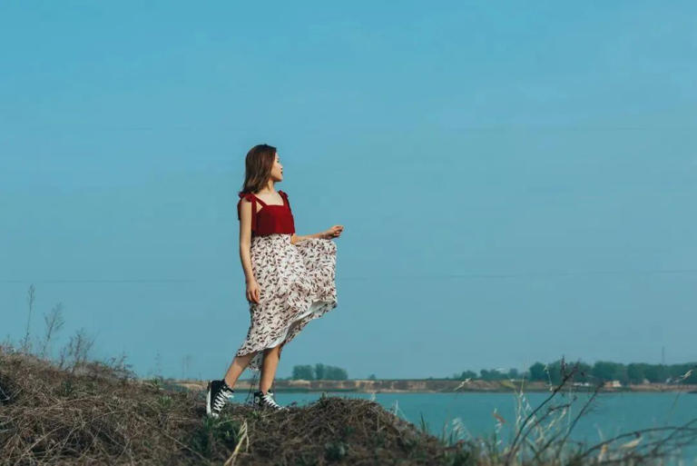 美国哥伦比亚商学院心理学家迈克尔·斯莱皮恩，曾和同事们做过一项心理相关研究，调差结果表明： 世间98%的人，都有难以言喻的秘密。 在与人交谈时，他们会主动将其隐瞒，但在一个人独处时，却又会频繁回想。 这些被小心呵护隐藏的秘密，大致分为两种：