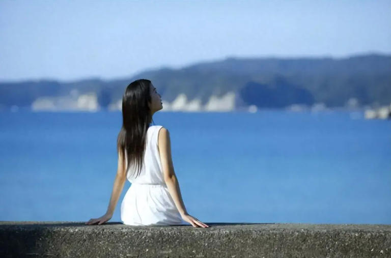 小时候，总是会因为各种小事去计较，后来发现一点意义都没有。 随着年龄的增长，自己的内心逐渐变得强大，能够允许一切的发生。 人生就是一连串的意外，你永远都不知道以后会发生什么，有些事情发生了你也改变不了，唯有去接受。 真正内心强大的人，从来都