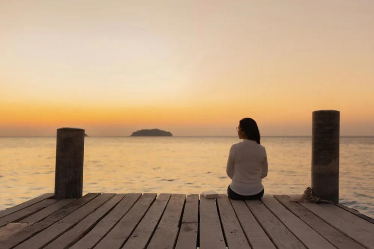 01   这世上，有一种人活得最累。  他们要时刻注意自己的言行举止，生怕被别人厌恶；  他们遇事总会选择委屈自己，唯恐得罪别人。  但最后你会发现，无论付出多少努力，你永远得不到所有人的喜欢。  前阵子，重温了电视剧《风平浪静的闲暇》