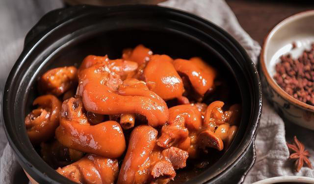 爱吃猪蹄的赶紧来学，只要4种香料，保证猪蹄软烂脱骨，肥而不腻