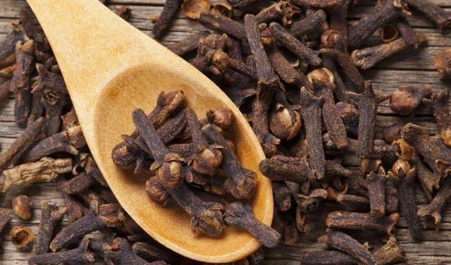 爱吃猪蹄的赶紧来学，只要4种香料，保证猪蹄软烂脱骨，肥而不腻