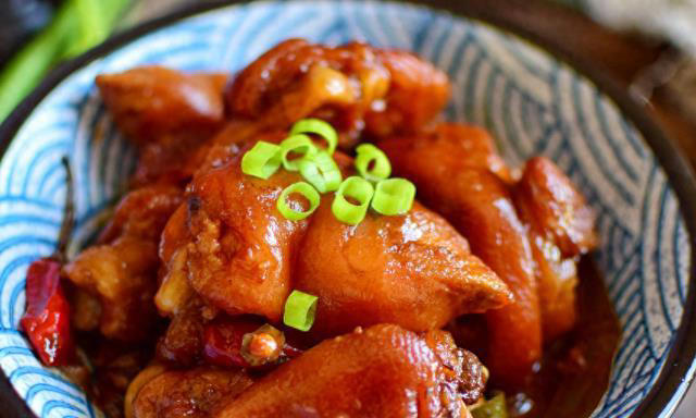 爱吃猪蹄的赶紧来学，只要4种香料，保证猪蹄软烂脱骨，肥而不腻