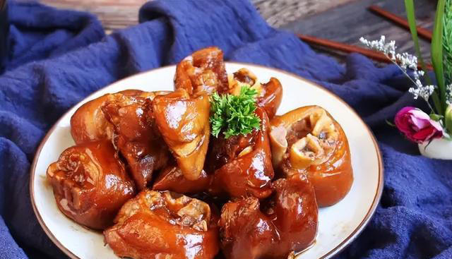 爱吃猪蹄的赶紧来学，只要4种香料，保证猪蹄软烂脱骨，肥而不腻