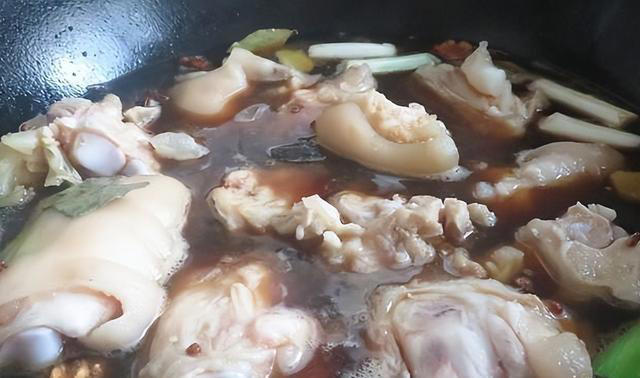 爱吃猪蹄的赶紧来学，只要4种香料，保证猪蹄软烂脱骨，肥而不腻